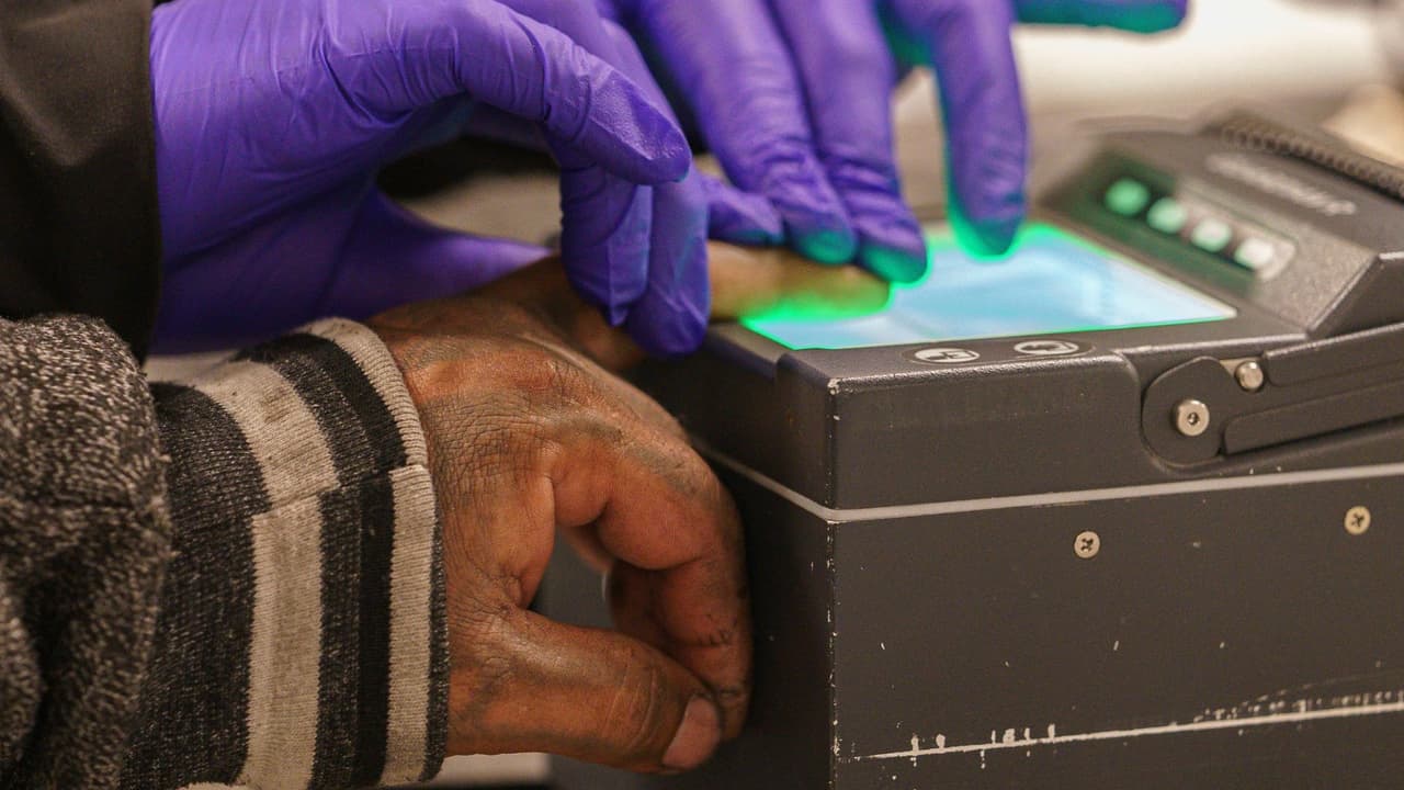 <h3 class="cms-H3-H3">Por qué estos datos importan</h3> En Texas, el sistema migratorio
<b>opera en gran parte desde las cárceles locales.</b>
<br>👉🏻 Más
<i>detainers</i> significan
<b>más puntos de contacto entre policía local e ICE</b>, y más personas que entran al sistema migratorio sin haber sido condenadas por un crimen.
<br>Entender cómo funciona es el primer paso para saber
<b> qué puede pasar cuando alguien es detenido, incluso por algo menor.</b>