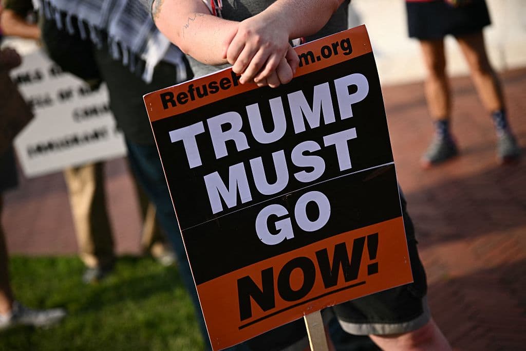 De este a oeste de los Estados Unidos, el sábado 2 de agosto, en
<b>más de 300 ciudades de Estados Unidos </b>cobraron vida las manifestaciones
<b><a href="https://www.univision.com/noticias/estados-unidos/rage-against-the-regime-las-ultimas-protestas-contra-trump-que-se-realizaran-este-sabado" target="_blank">'Rabia contra el régimen' ('Rage Against the Regime')</a></b>, en repudio a la administración Trump.
<br>A nueve meses de la elección del presidente republicano, en Columbus Circle, frente a Union Station
<b>en Washington D.C.</b>, un activista exigía su salida. Un reclamo que tuvo eco a 2,305 millas (3709 km) de distancia, por parte de otros
<b>manifestantes en Los Ángeles, California</b>.