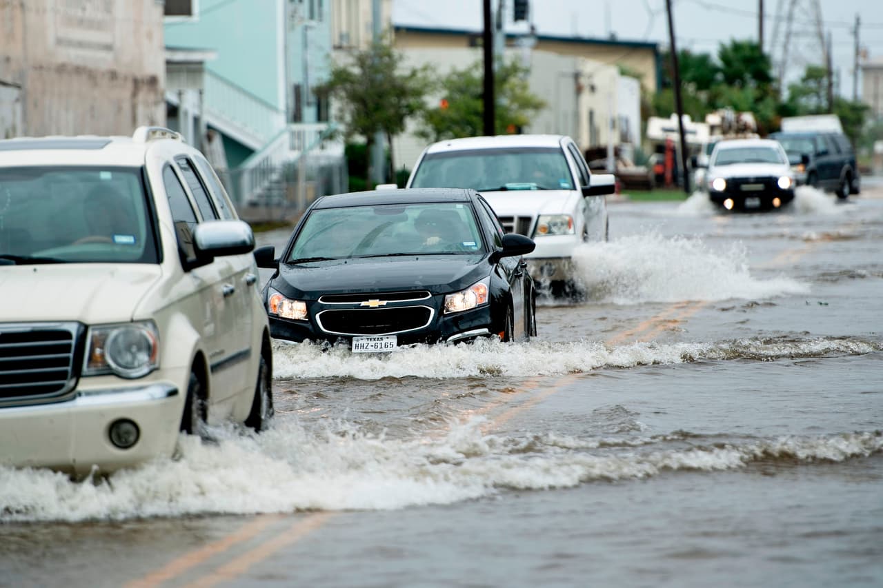 <b>10. Cuidado con los autos usados</b>: Después de la ocurrencia de un desastre natural, muchos vehículos dañados por el agua 'inundarán' el mercado de automóviles de segunda mano limpiados para esconder el daño, ya que en muchos casos un reacondicionamiento extenso es muy costoso y no tiene sentido económico para sus dueños.
<br>
<br>Revisa siempre el historial de un auto que estes considerando adquirir, a través de servicios como
<i>Carfax</i> o
<i>Autocheck</i> y haz que lo revisen extensivamente. El olor es uno de los síntomas que nunca deberás ignorar por más atractivo que sea el precio que te están pidiendo.