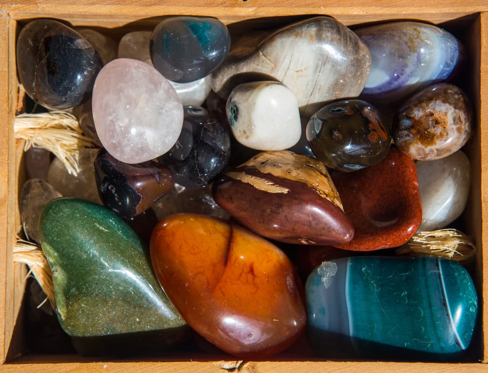 <h3 class="cms-H3-H3">¿Qué elementos contienen los amuletos y talismanes?</h3>
<br>Los amuletos se pueden fabricar mediante símbolos o elementos provenientes de la naturaleza como: minerales, metales, sales, entre otras cosas con el fin de proporcionarle más potencia y eficacia al talismán.
<br>
<br>