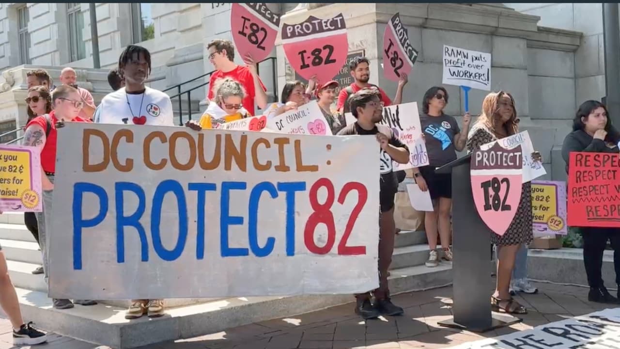 Trabajadores protestan en DC por pausa al aumento del salario mínimo a empleados con propinas