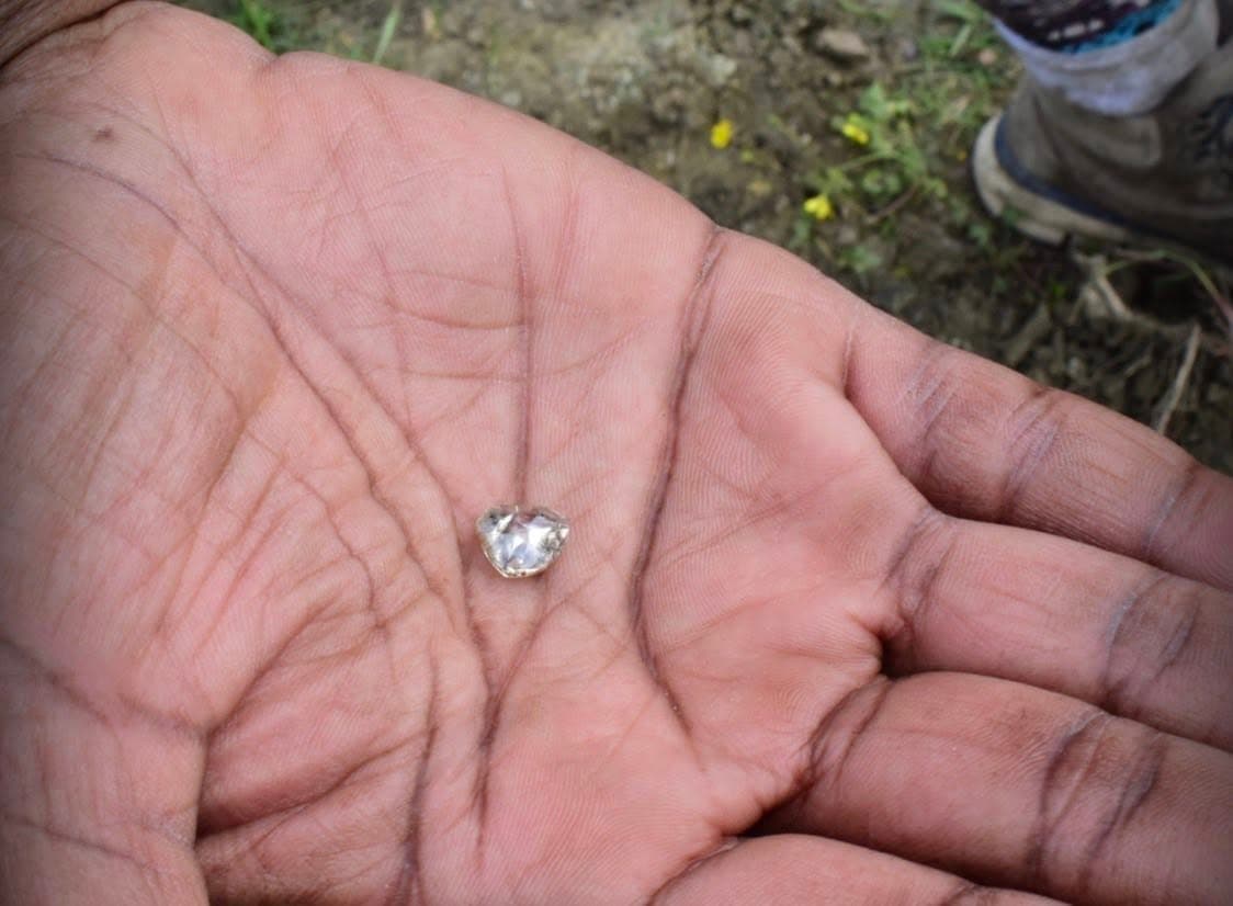 Mujer encuentra diamante de 3 quilates en Arkansas durante viaje marcado por una tragedia familiar
