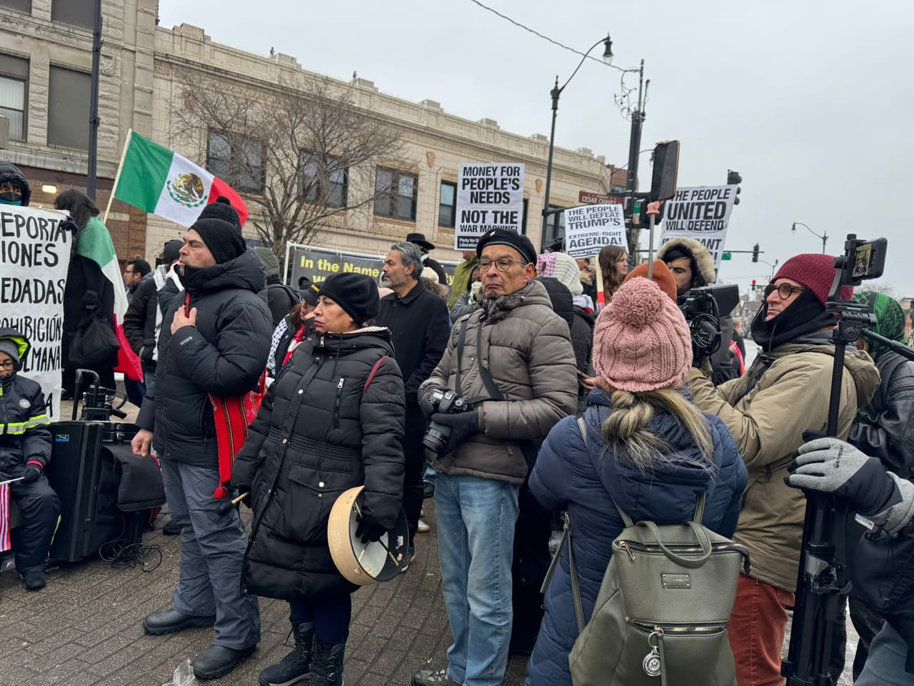 "No somos delincuentes": migrantes mexicanos desafían a Trump con paro laboral histórico en Chicago