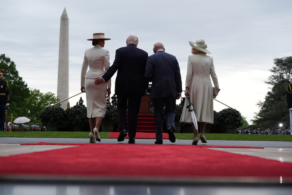 La visita de los reyes, organizada por el gobierno británico, tiene el propósito oficial de formar parte de
<b><a href="https://www.univision.com/local/orlando-wven/10-estados-lanzan-placas-250-anos-eeuu-cuanto-cuestan-donde-pedirlas" target="_blank">la celebración del aniversario 250 de la independencia de Estados Unidos</a></b>.
<br>La misión del rey Carlos III y la reina Camila sería reforzar los lazos con el Reino Unido, afectados por la tensa discusión sobre la falta de apoyo a la
<b><a href="https://www.univision.com/noticias/se-acabaran-las-tensiones-en-el-estrecho-de-ormuz-iran-pone-esta-condicion-a-eeuu-video" target="_blank">guerra contra Irán</a></b>.