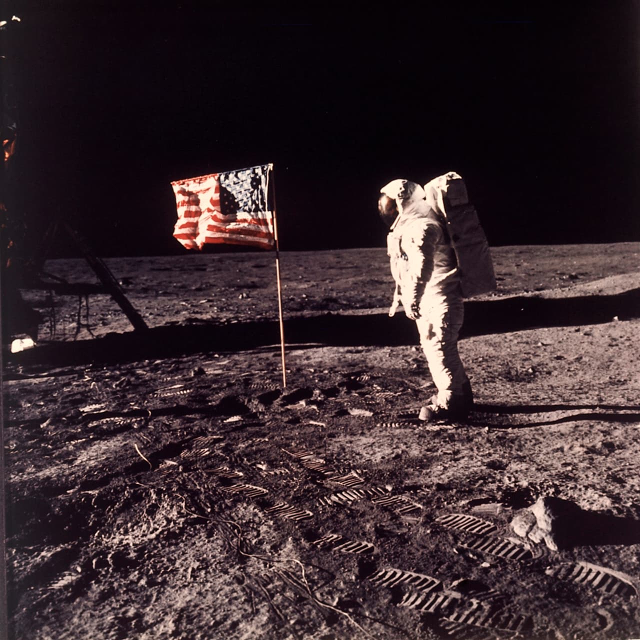 ARCHIVO - El astronauta Edwin E. "Buzz" Aldrin Jr. posa junto a una bandera de Estados Unidos plantada en la Luna durante la misión Apolo 11, el 20 de julio de 1969. (Neil A. Armstrong/NASA vía AP, Archivo)