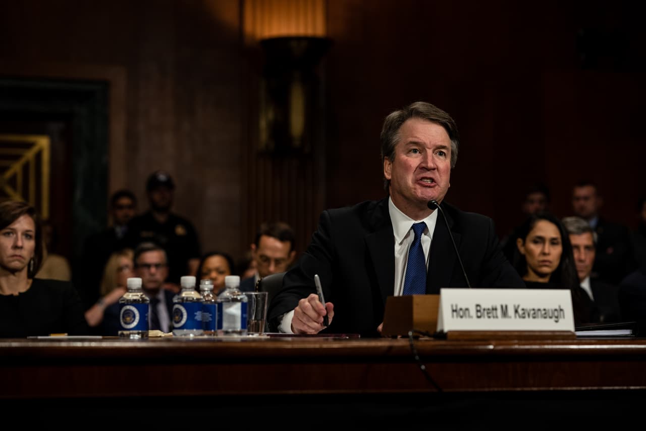 "Mi familia y mi nombre ha sido total y permanentemente destruido", aseguró Kavanaugh cuando intervino inmediatamente después de Ford. Dijo que su proceso de confirmación se convirtió en una "desgracia nacional". Con 50 votos a favor y 48 en contra fue confirmado como nuevo magistrado de la Corte Suprema de Justicia.
<a href="https://www.univision.com/noticias/politica/fotografias-interactivas-las-similitudes-y-diferencias-entre-el-interrogatorio-a-anita-hill-1991-y-a-christine-blasey-ford-2018">Se trata de la mínima diferencia obtenida por un magistrado e iguala a Clarence Thomas</a>, quien en 1991 recibió 52 votos a favor y 48 en contra.
<br>