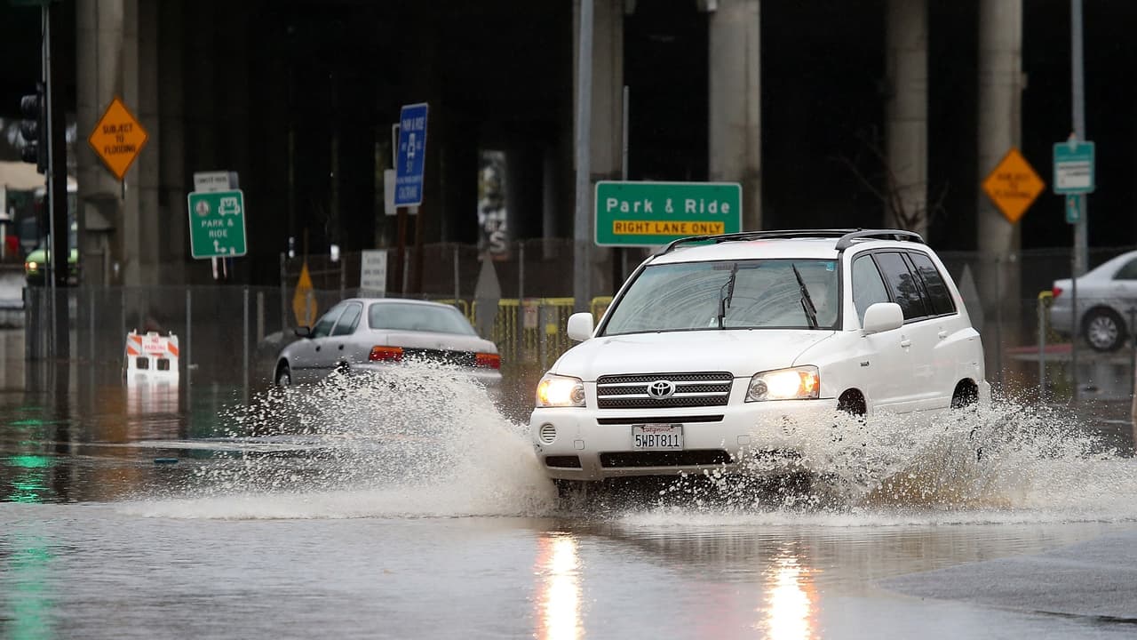 Riesgos por hidroplaneo: así puedes evitar perder el control de tu vehículo cuando manejas en la lluvia