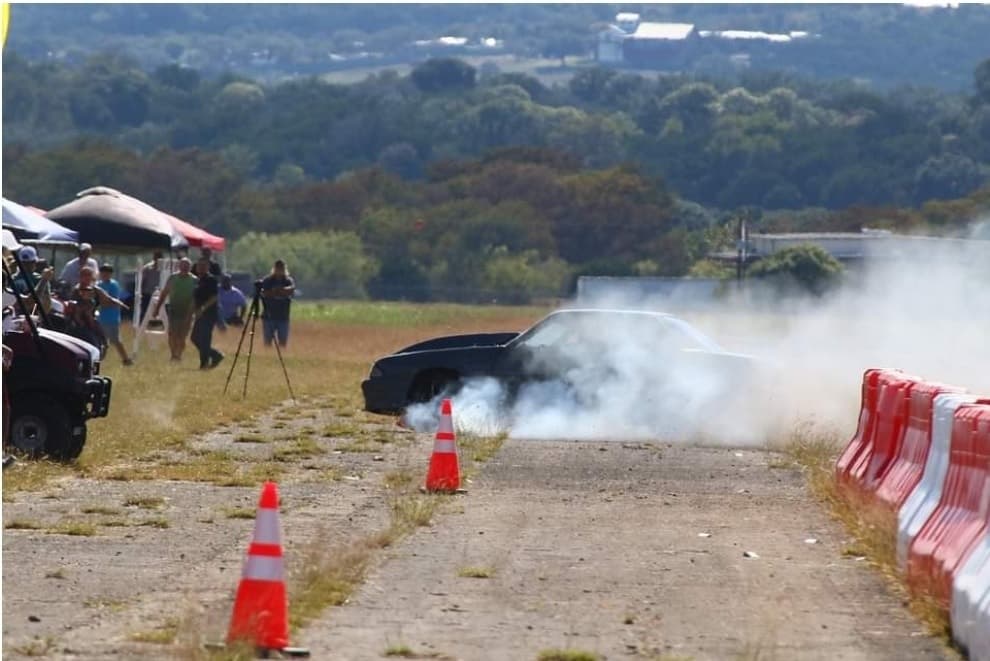 Un automóvil marca Mustang del 1990 perdió la tracción y el control del auto durante la carrera Airport Race Wars 2 en Kerrville, Texas.