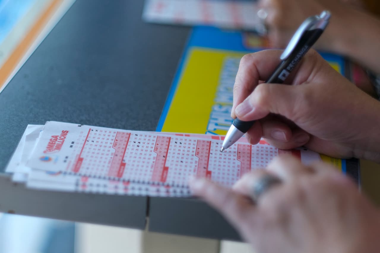 Una mujer ganó $30 dólares en lotería: los invirtió en otro ticket y se hizo millonaria