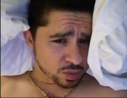 Otra de las extravagancias de Larry es charlar con sus fans desde la cama, ya sea a la hora de irse a dormir o al despertar.