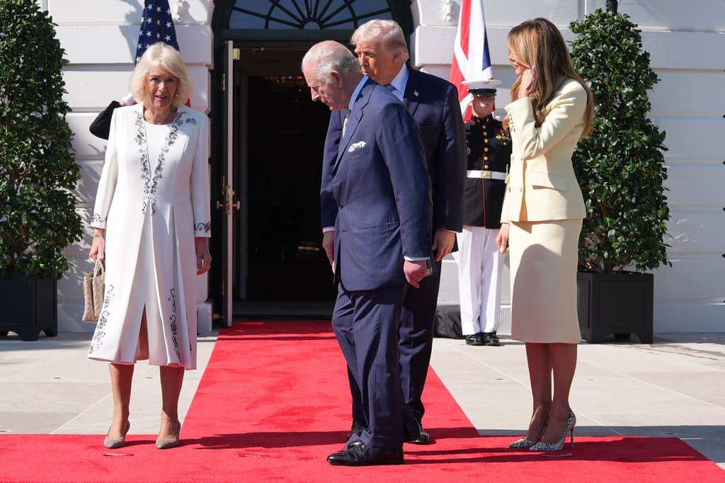 El rey Carlos III de Reino Unido, por ejemplo, confirmó su posición antes de posar con la reina Camila, junto al matrimonio Trump.
