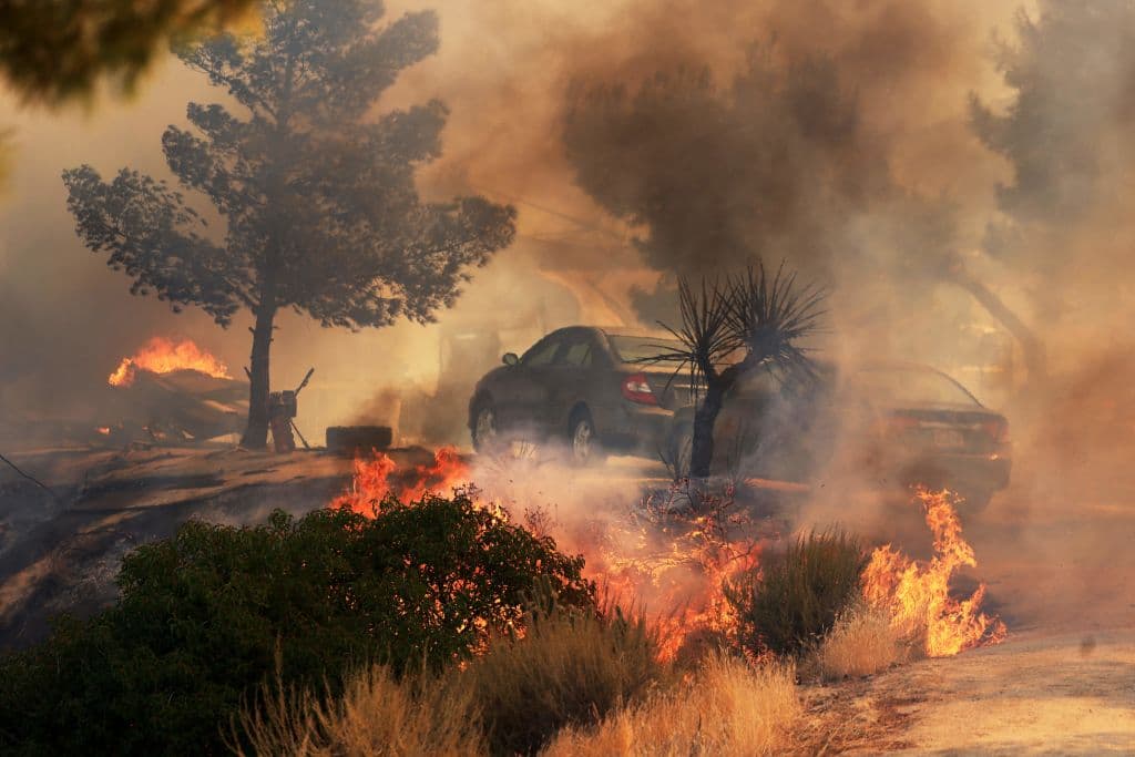Tres casas y otras 10 estructuras destruidas por el incendio Highland, contenido en 40%
