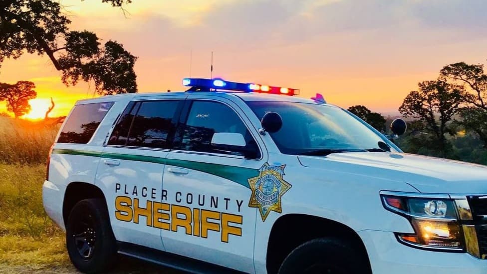 <h3 class="cms-H3-H3"><b>Condado Placer</b></h3>
<br>Para comunicar un crimen al alguacil del condado Placer puedes llamar al 530-886-5375 o reportar un crimen a través de
<a href="https://www.placerair.org/2298/Online-Crime-Reporting" target="_blank">este enlace.</a>