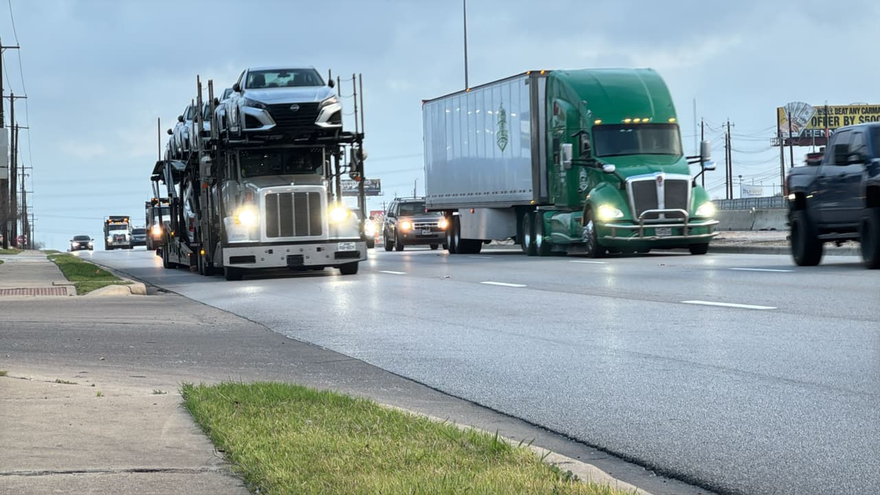Según testigos, un camión de 18 ruedas sufrió una rotura en el tanque de combustible, lo cual pudo haber causado el accidente.