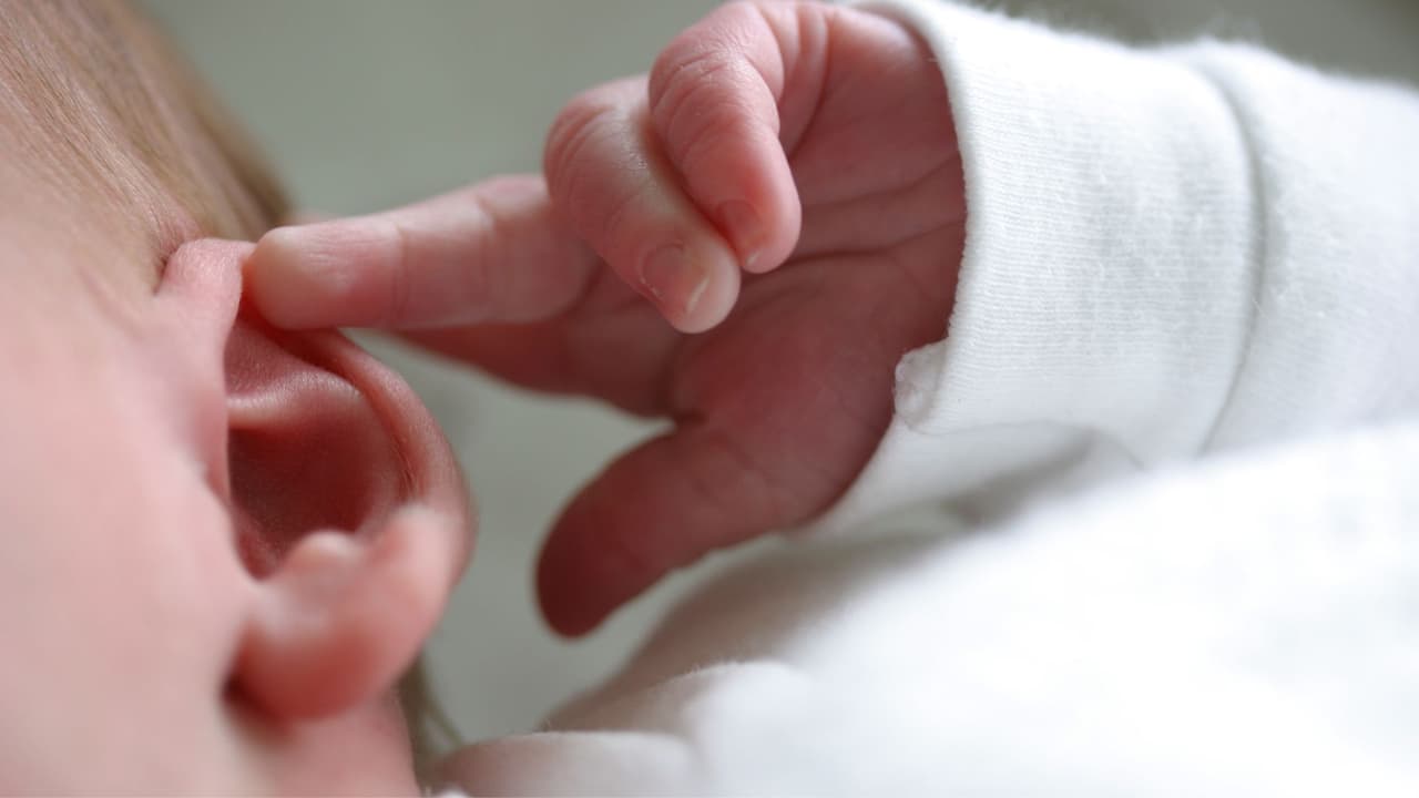 ¿Quieres ponerle aretes a tu bebé? Expertos explican cuándo es el mejor momento para perforar sus orejas