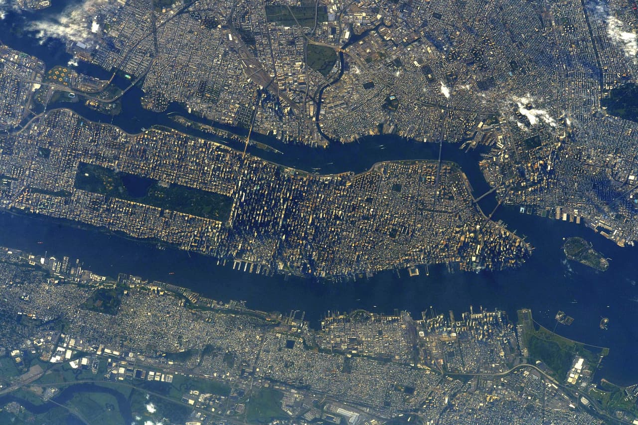 <b>Nueva York despejada</b>
<br>
<br>“Siempre pensé que me gustaría vivir aquí, aunque solo sea por un tiempo”, contó el astronauta sobre esta fotografía.
<br>
<br>“Cuando estás en la Tierra, sientes que todo es tan vasto, que todo es infinito, te cuesta entender lo limitados que somos. Entonces, das un paso atrás y ves la Tierra en su totalidad y de repente comprendes que vivimos en un oasis en el cosmos”, explicó Pesquet sobre la experiencia desde el espacio.
<br>