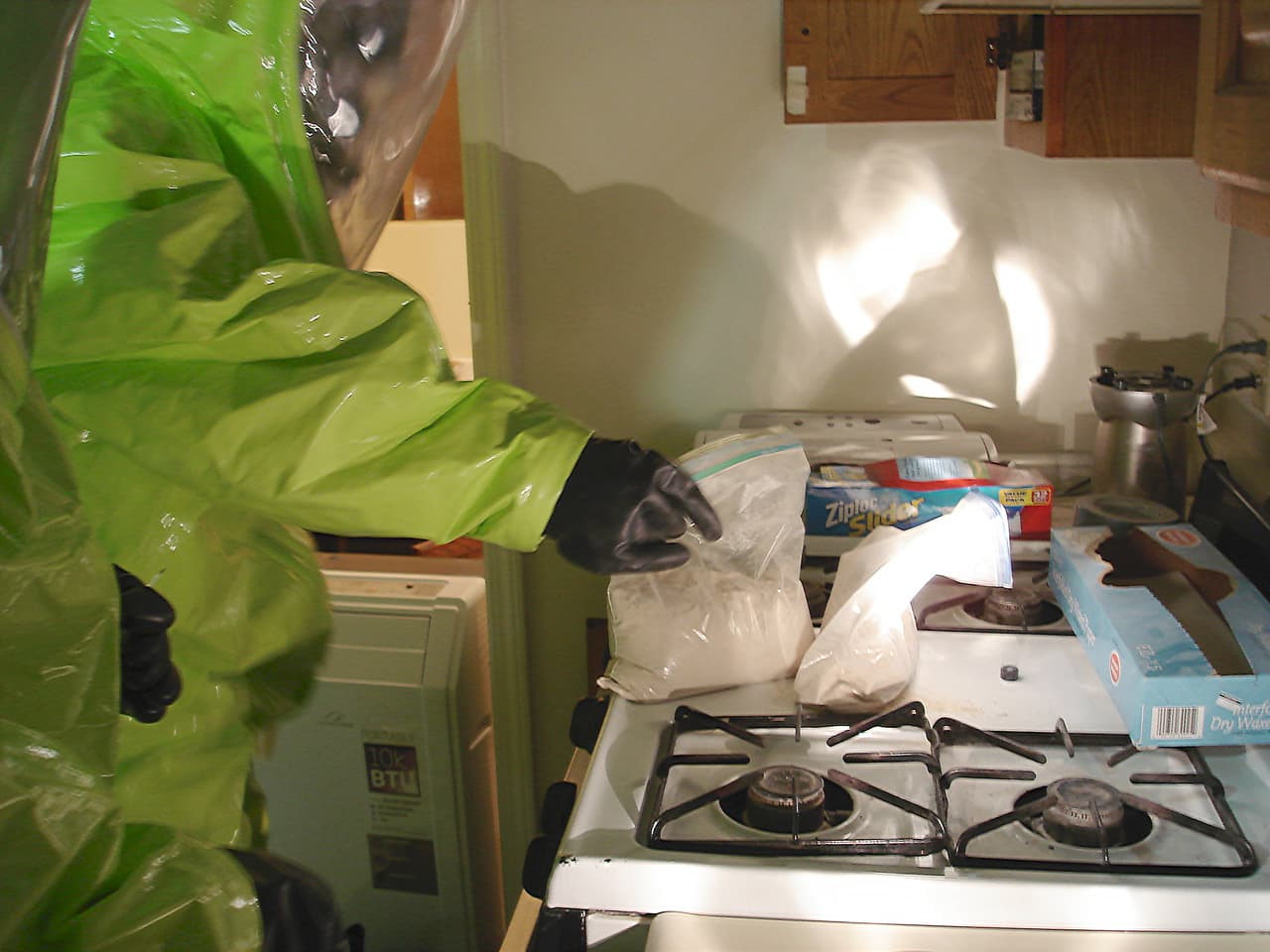 Personal para el manejo de materiales peligrosos recoje el fentanilo encontrado en un laboratorio casero.
