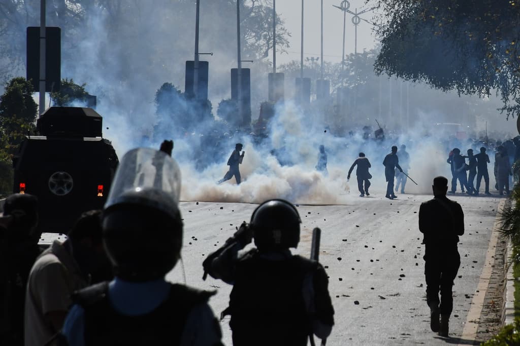 Miles de estadounidenses intentan dejar Medio Oriente mientras el gobierno organiza vuelos chárter y militares a la región