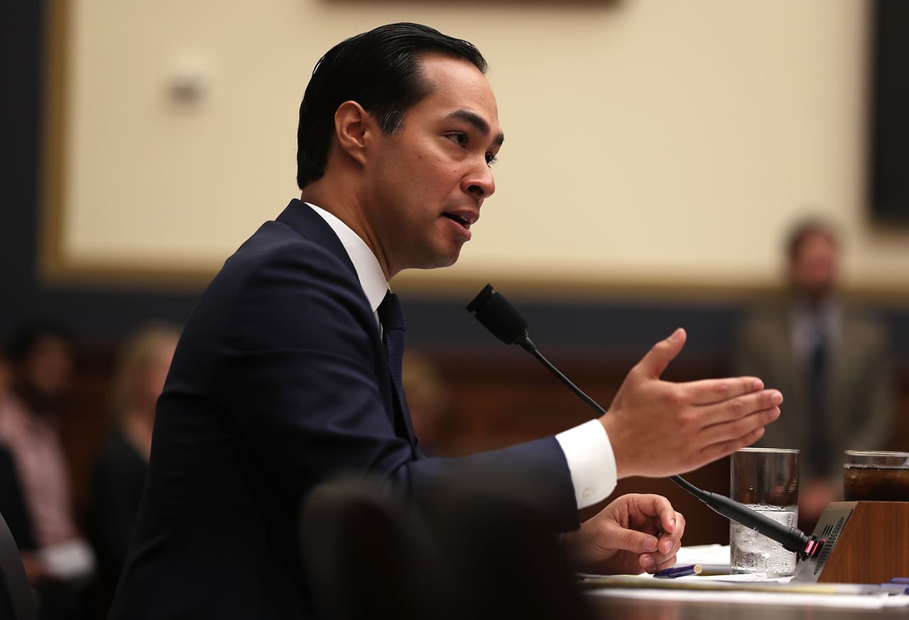 <b>Julián Castro, 44 años. </b>Fue secretario de Vivienda y Desarrollo Urbano de la administración Obama (2014-2017). También fue alcalde (2009-2014) y concejal de la ciudad (2001-2005) de San Antonio, Texas. Su nombramiento en el gabinete de Obama entusiasmó a los jóvenes demócratas y fue mencionado como un posible compañero de carrera de fórmula de Hillary Clinton como vicepresidente en 2016.