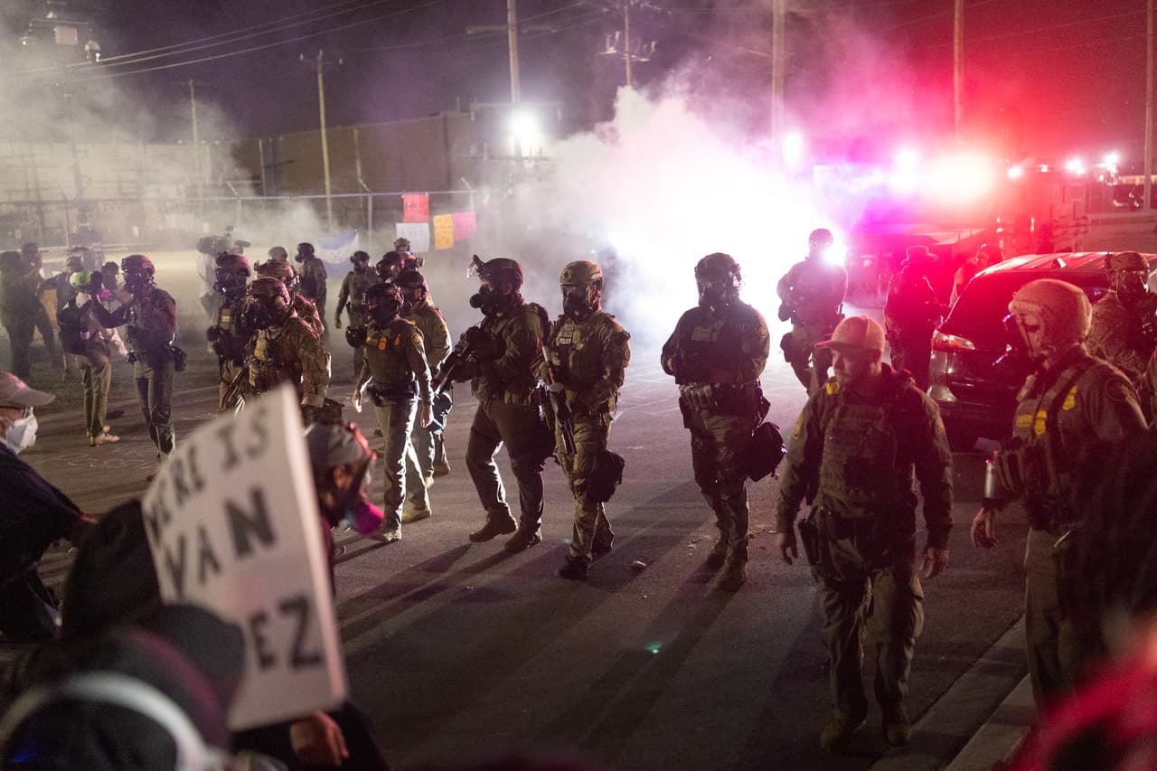 Las protestas han aumentado desde el despliegue de agentes federales en septiembre, como parte de la operación
<b><a href="https://www.univision.com/local/chicago-wgbo/audiencia-clave-sobre-los-operativos-migratorios-de-operacion-midway-blitz-en-chicago" target="_blank">“Midway Blitz</a>” </b>, enfocada en combatir la inmigración ilegal y que ha generado más de
<b>1,000 arrestos</b>.
<br>
<br>La respuesta ha provocado indignación, especialmente tras la difusión de video donde un pastor recibió impactos de
<b>bolas de pimienta</b> en la cabeza desde la azotea de la instalación de ICE en Broadview.