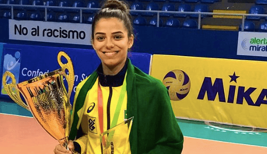 Voleibolista revela que gana 50 veces más en apps que en su club