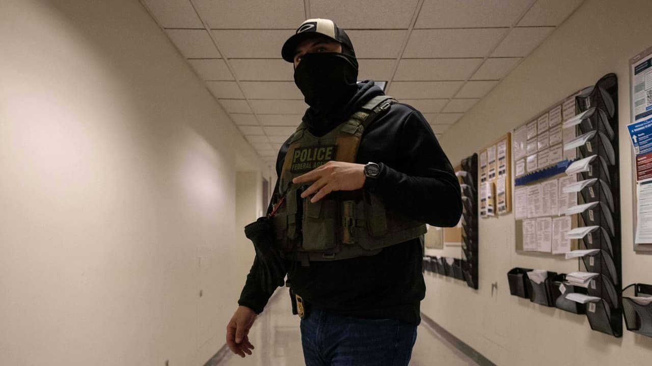 <h3 class="cms-H3-H3">El <i>detainer</i>, la pieza clave</h3> Para entender el aumento, hay que mirar una palabra poco conocida:
<i>detainer</i>.
<br>👉🏻 Es una solicitud de ICE a una cárcel del condado,
<b> no es una orden judicial.</b>
<br>ICE pide que la cárcel
<b>avise antes de liberar a una persona y, en algunos casos, que la retenga hasta 48 horas adicionales.</b>
<br>💡 Ejemplo sencillo: Una persona es arrestada por una falta menor, paga fianza o su caso se cierra. En lugar de salir, la cárcel espera a ICE, si llegan, la persona pasa a custodia migratoria.
<br>Entre febrero y mayo de 2025,
<b>ICE emitió 10,655 <i>detainers</i> en cárceles de Texas.</b>
<br>Eso es
<b>30% más que en el mismo periodo del año anterior. </b>