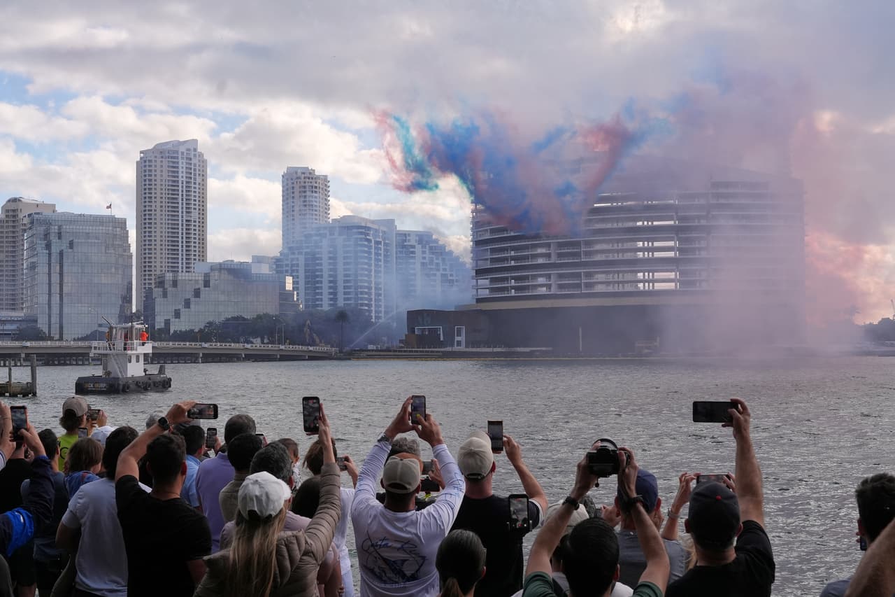 Previo a la detonación,
<b>bengalas de colores se encendieron en la parte superior del edificio</b> para darle el último adiós al icónico hotel.