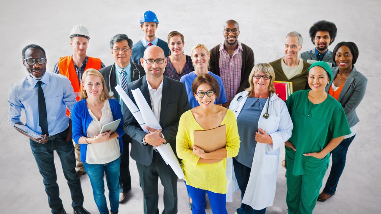Texas es
<b>uno de los estados que más empleo genera en Estados Unidos</b>. De acuerdo con la Comisión de Fuerza Laboral de Texas (TWC),
<b>entre 2022 y 2032 se espera un crecimiento del 14.7% en el número total de empleos</b>. Sin embargo, no todos los sectores avanzarán igual: algunos se disparan con miles de oportunidades nuevas, mientras otros se mantienen estancados o incluso pierden terreno. En esta guía te explicamos, con datos oficiales y ejemplos concretos,
<b>cuáles son las profesiones con más futuro en Texas y dónde están las oportunidades para hispanos.</b>