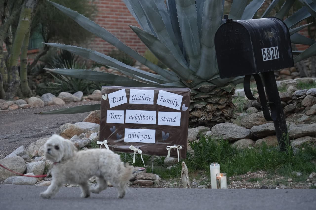 Mientras tanto,
<b>la familia de Nancy ha emitido <a href="https://www.univision.com/local/arizona-ktvw/a-horas-del-plazo-del-rescate-savannah-guhtrie-publica-un-nuevo-mensaje-en-video" target="_blank">videos</a> pidiendo tanto la ayuda de la comunidad como dirigiéndose a quienes pudieran tener a su madre</b> en su poder.