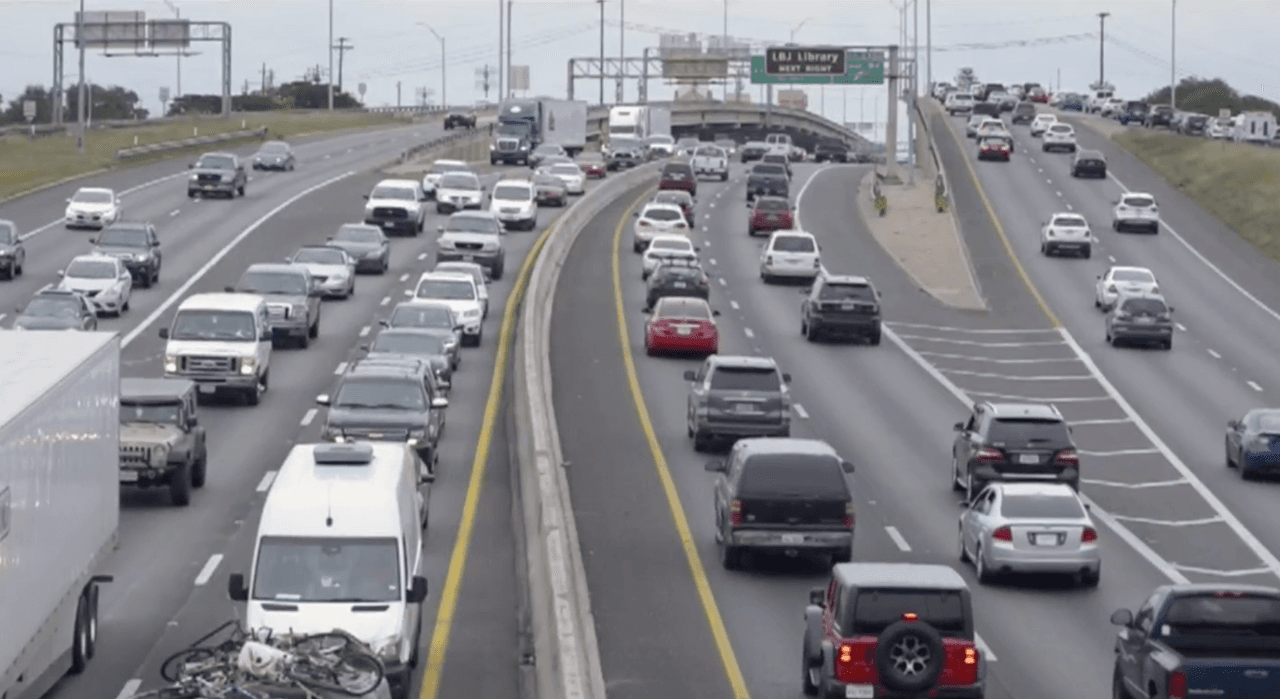 Concesionarios temen demandas por nuevos requisitos para registrar vehículos en Texas