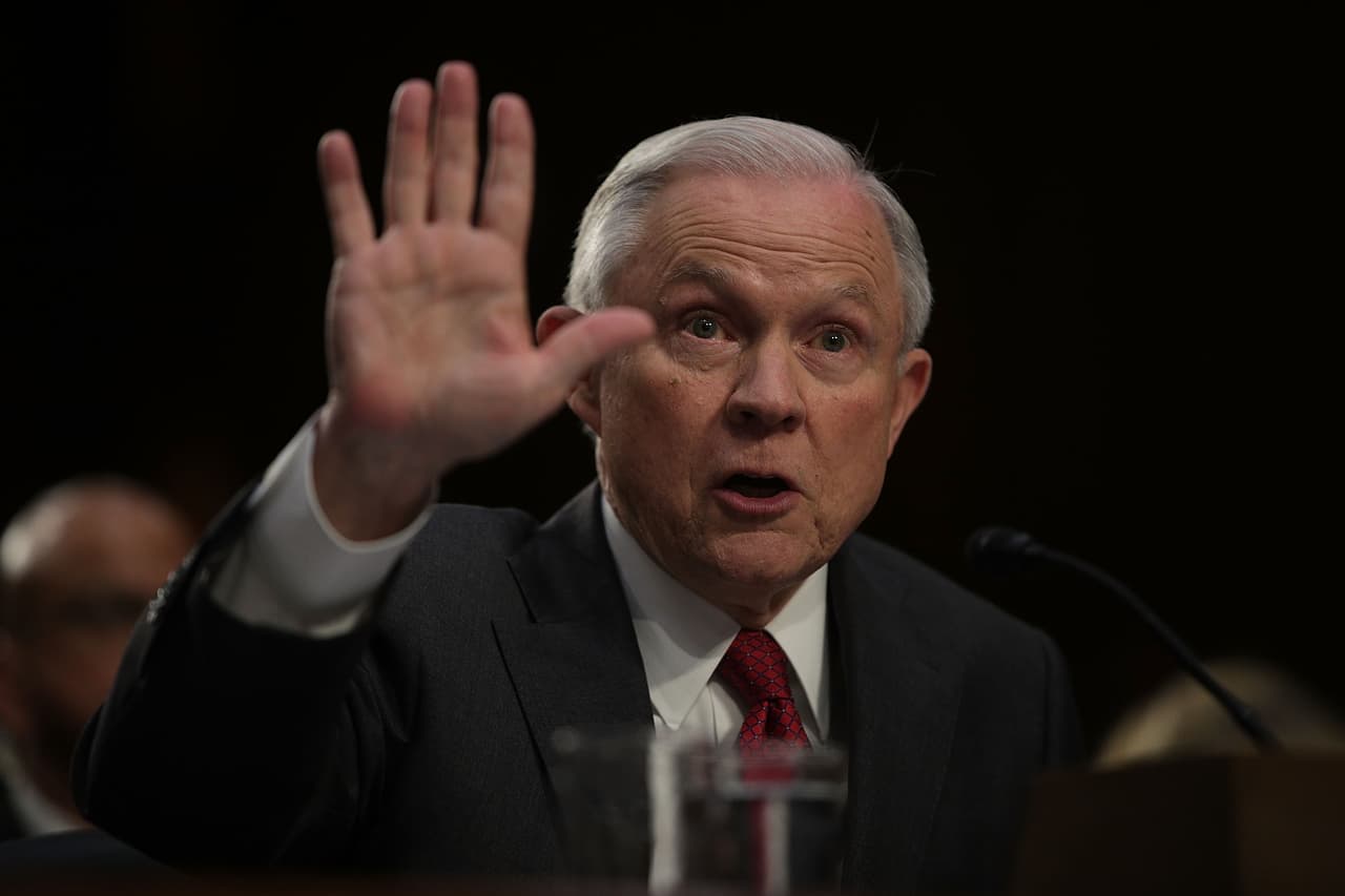 <b><a href="https://www.univision.com/temas/jeff-sessions">Jeff Sessions</a></b>
<a href="https://www.univision.com/temas/jeff-sessions">.</a> Una semana despues de la comparecencia de Comey, a mediados de junio de 2017,
<a href="https://www.univision.com/noticias/politica/el-accidentado-paso-de-jeff-sessions-por-el-departamento-de-justicia-en-15-fotografias-fotos">el entonces fiscal general</a> se presentó ante el Comité de Inteligencia del Senado. Aunque muchos esperaban que esta intervención fuera una respuesta oficial a las revelaciones de Comey, Sessions no aclaró las razones del despido director de FBI. Con las frases “no sé”, “no recuerdo”, “no estaba al tanto,“no que yo sepa” y “no estoy en capacidad de revelar comunicaciones privadas con el presidente”, Sessions evadió a los que buscaban que respondiera directamente a los argumentos de Comey.