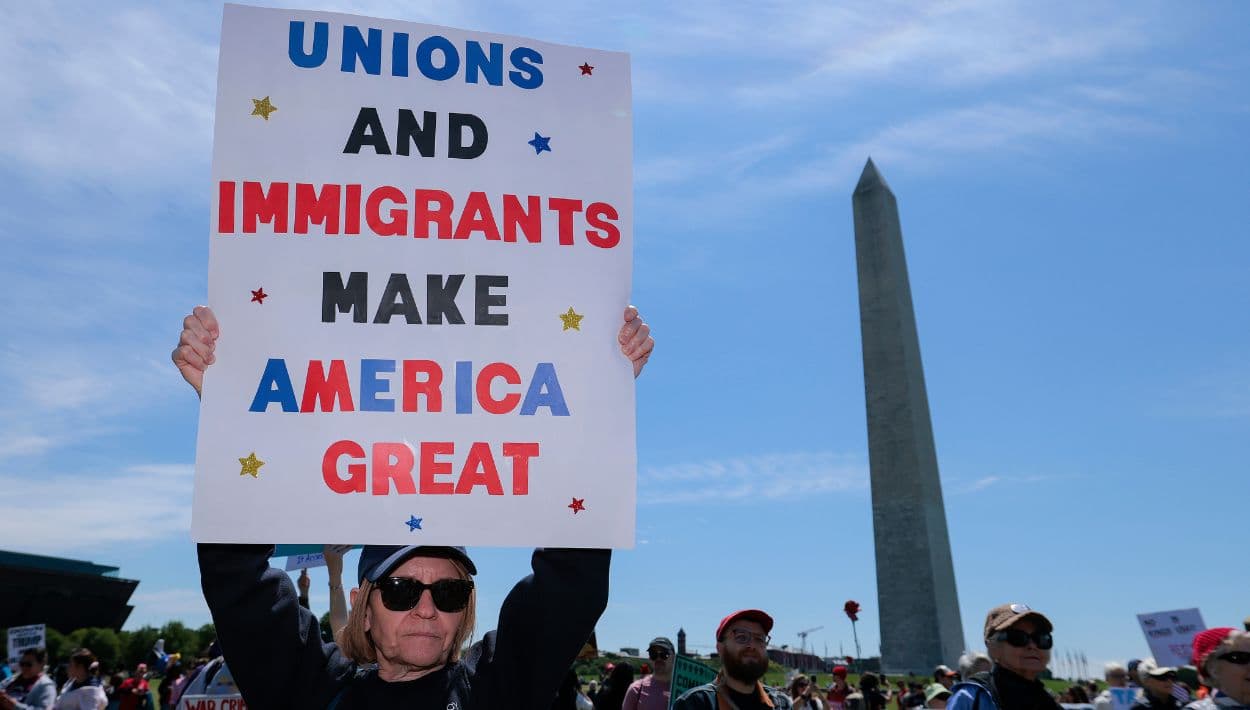 "Los sindicatos y los inmigrantes hacen grande a Estados Unidos": Cientos de manifestantes se reunieron en el National Mall por el Día Internacional de los Trabajadores, también conocido como May Day, para exigir derechos laborales, fortalecer el poder sindical y promover la justicia económica el 1 de mayo de 2026 en Washington, D.C.
<br>Los manifestantes expresaron su rechazo a la concentración de riqueza corporativa y a políticas asociadas con Donald Trump.