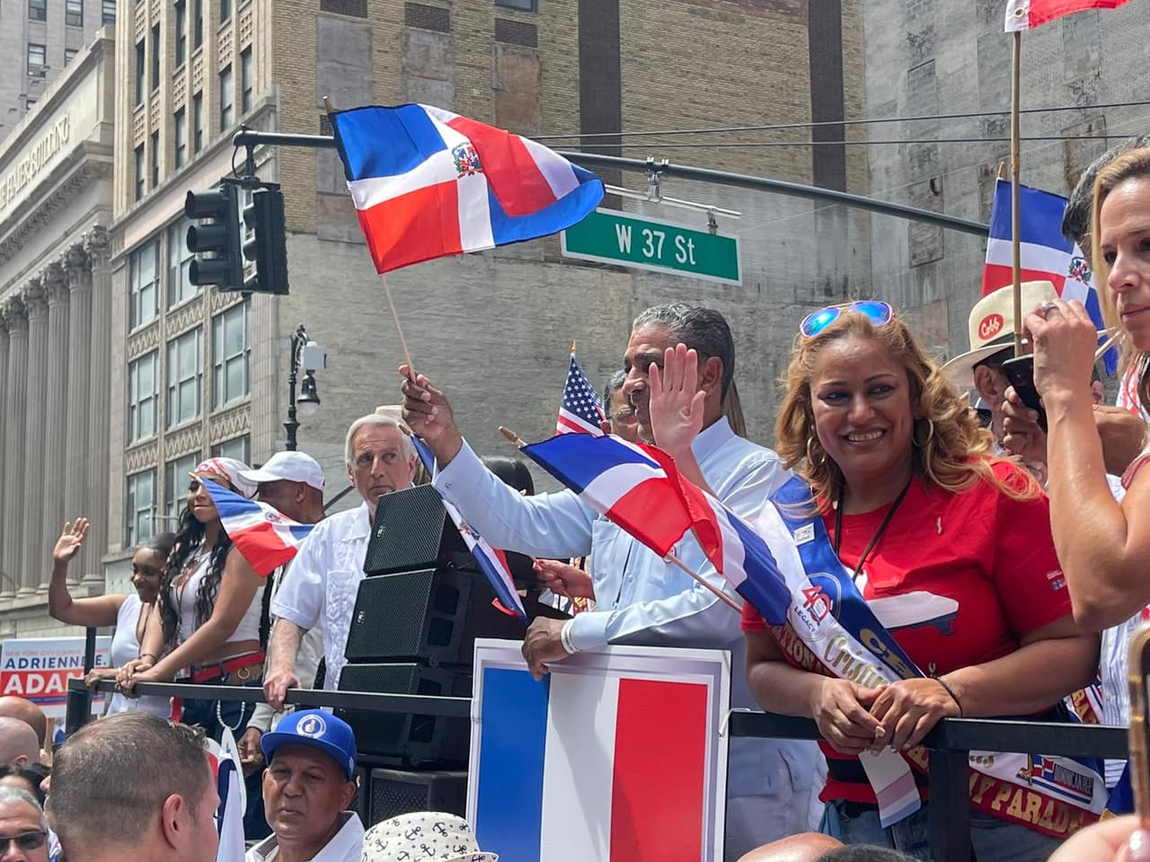 Decenas de carros alegóricos estuvieron presentes en el Desfile Dominicano.