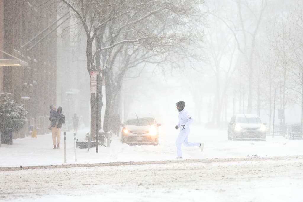 Temprano en la mañana del domingo, hubo quienes pudieron salir a correr y
<b>completar su rutina de ejercicios</b>, en medio de la tormenta de nieve en la ciudad de Nueva York.