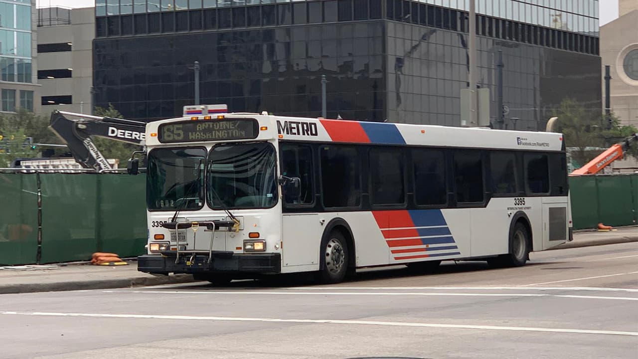 Chofer de METRO es detenido tras presuntamente apuñalar a un pasajero durante una pelea en Houston