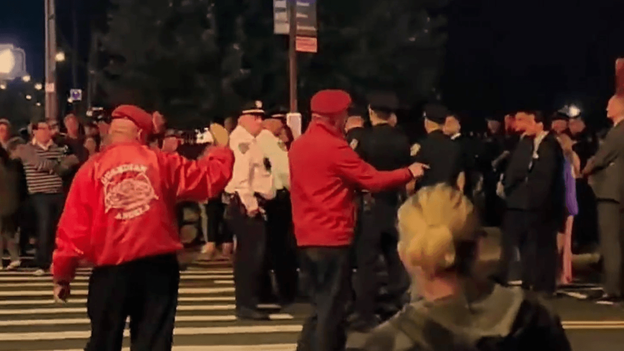 Tensión en NY por llegada de inmigrantes: policía arresta a varios por bloquear bus que llegaba a un centro de refugio