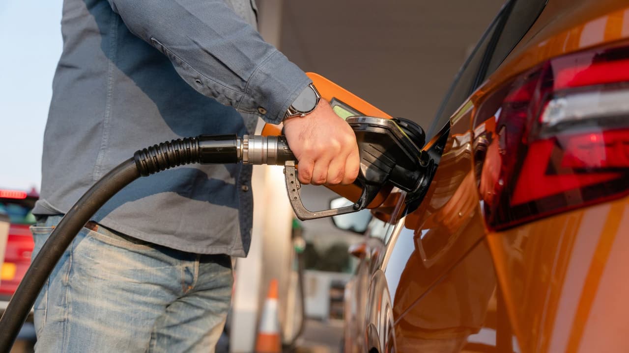 <h3 class="cms-H3-H3">Waze: cómo encontrar gasolina barata mientras conduces en Texas</h3> Waze, conocida por mostrar el tráfico en tiempo real, también permite ubicar
<a href="https://www.waze.com/es-419/apps/" target="_blank">estaciones de gasolina cercanas con precios actualizados por otros conductores.</a>
<br>Esta función es útil cuando ya estás en la vía y
<b>necesitas encontrar gasolina barata sin desviarte demasiado. </b>
<br>Para usarla:
<br>⛽ Toca el ícono de búsqueda
<br>⛽ Selecciona “gas stations”
<br>⛽ Revisa las opciones cercanas y sus precios
<br>La aplicación muestra estaciones en tu ruta y permite elegir
<b> la opción más conveniente según precio y distancia. </b>
<br>Además, puedes iniciar la navegación de inmediato hacia la estación seleccionada,
<b>lo que ayuda a ahorrar tiempo y combustible. </b>
<br>Esto resulta especialmente útil cuando el tanque está bajo y
<b>necesitas una opción rápida cerca de ti.</b>