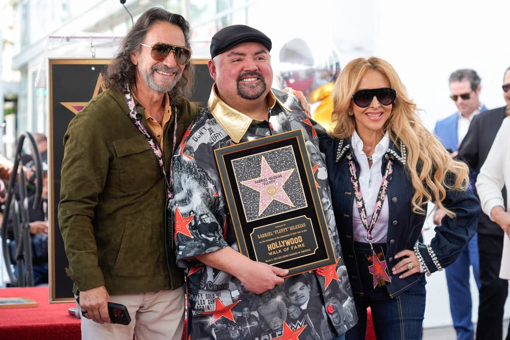 El comediante Gabriel "Fluffy" Iglesias recibió la estrella número 2,838 en el Paseo de la Fama de Hollywood durante una ceremonia realizada el martes 3 de marzo de 2026 a las 11:30 a.m. PT, en el 7060 Hollywood Boulevard, frente al edificio Dolby Theatre.