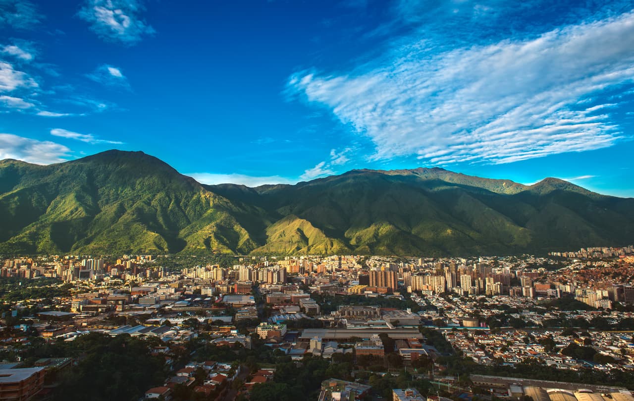 <h3 class="cms-H3-H3">19. Venezuela</h3>
<br>
<br>🛫
<b>Factores de riesgo: </b>Crimen, inestabilidad social, mala infraestructura de salud, secuestro y arresto y detención sin el debido proceso o garantía de un juicio justo.
<br>
<br>🛫
<b> Advertencia más reciente del Departamento de Estado: </b>19 de julio de 2022.
<br>