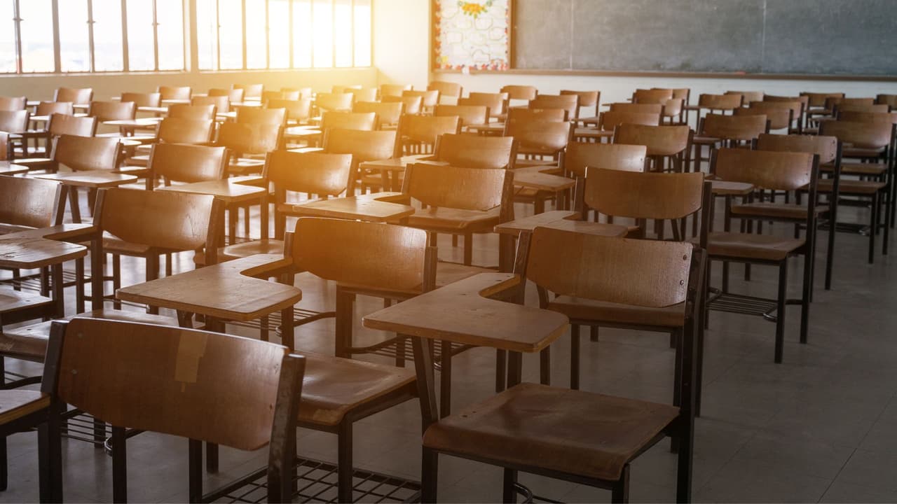 <h3 class="cms-H3-H3">Oficinas públicas y escuelas</h3>
<br>
<br>
<b>Las oficinas públicas, tribunales y servicios municipales </b>cierran el jueves.
<br>También
<b> cierran escuelas, universidades y colegios comunitarios</b> por el receso de Acción de Gracias.
<br>Tu ciudad puede publicar avisos adicionales el viernes 28.
<b>Vale la pena revisar los sitios oficiales locales.</b>