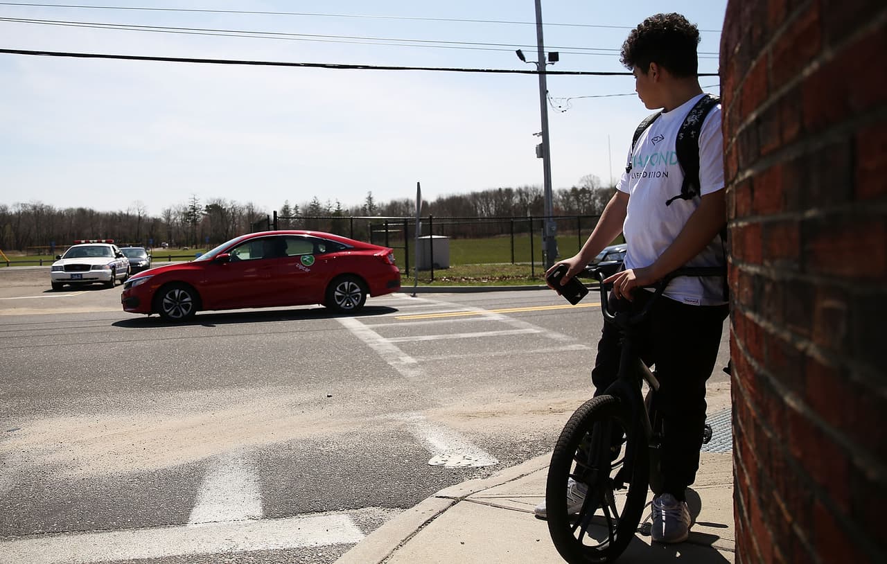 Los niños latinos sufren más que los blancos no hispanos cuando se mudan de casa