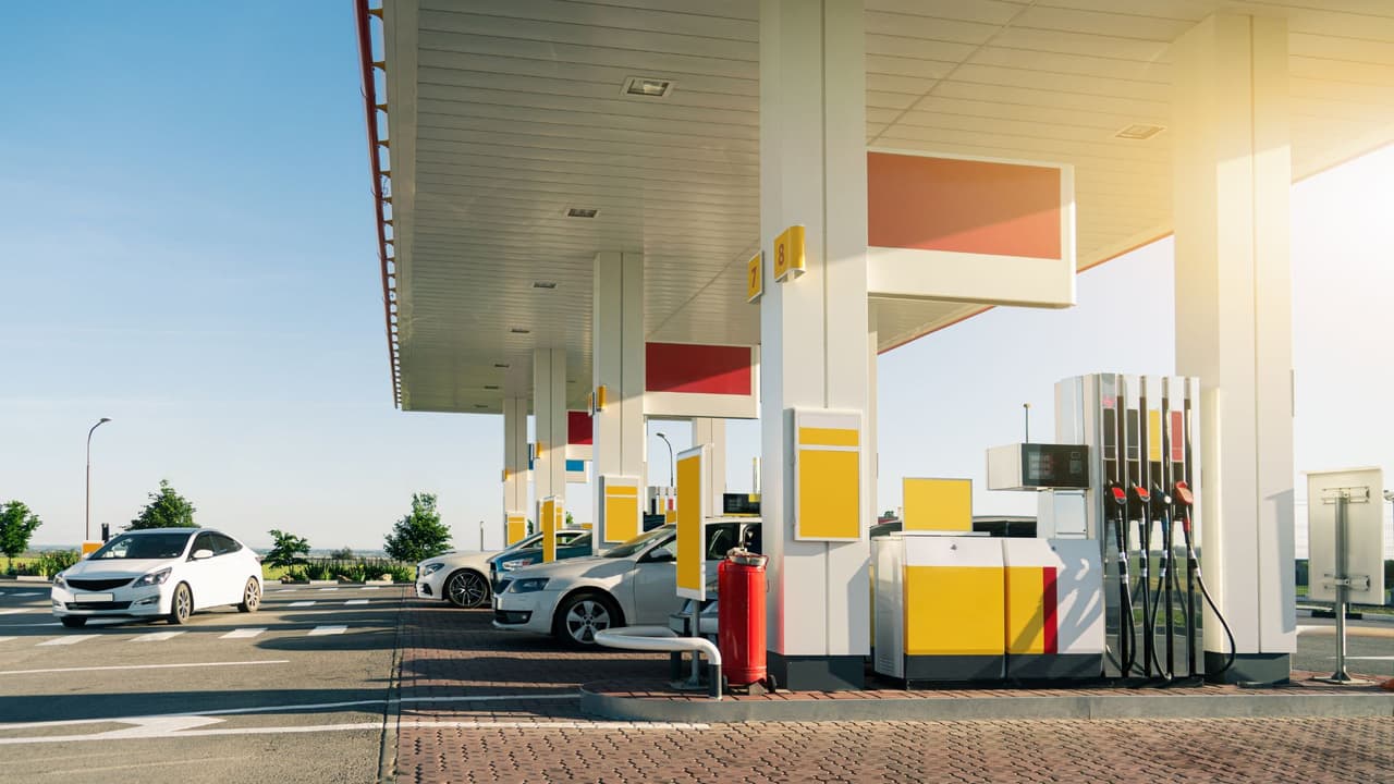 <h3 class="cms-H3-H3">GasBuddy: app para encontrar gasolina barata en Texas</h3> GasBuddy es una de las aplicaciones
<b>más usadas para encontrar gasolina barata en Texas. </b>
<br>Funciona de forma simple y
<b>permite comparar precios en tiempo real cerca de tu ubicación. </b>
<br>Así puedes usarla:
<br>⛽
<a href="https://www.gasbuddy.com/" target="_blank">Descarga la aplicación en tu teléfono </a>
<br>⛽ Activa tu ubicación
<br>⛽ Revisa el mapa con estaciones cercanas y el precio por galón
<br>💡 Por ejemplo, en ciudades como Dallas o Austin,
<b> la app muestra varias opciones cercanas con diferencias de precio entre estaciones. </b>
<br>Esto permite elegir
<b>la opción más barata según tu ruta. </b>
<br>
<b>También puedes ordenar los resultados por precio, distancia o marca, </b>lo que facilita comparar antes de salir.
<br>👉🏻 Un punto clave: muchos precios son reportados por usuarios. Por eso, c
<b>onviene verificar cuándo fue la última actualización antes de ir a una estación. </b>