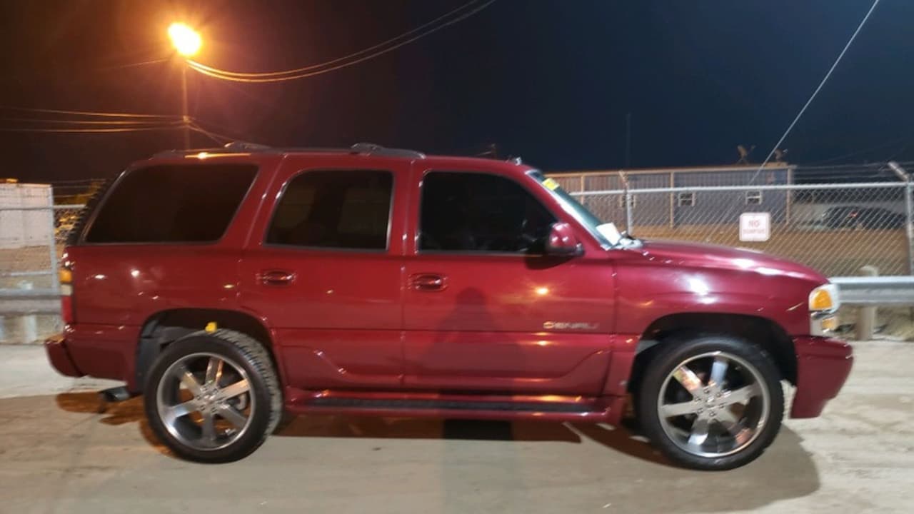 .Entre los vehículos disponibles hay opciones variadas, desde camionetas como una
<b>Ford F-150 2003 y una Chevrolet Silverado 2014</b>, hasta sedanes como
<b>Dodge Charger, Mazda 3 y Ford Taurus</b>, además de motocicletas Harley-Davidson y Kawasaki.