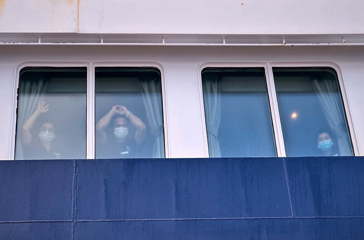 Las autoridades indicaron que los pasajeros y la tripulación que desembarquen serán sometidos a controles para detectar síntomas, no tendrán contacto con la población local y solo abandonarán el barco una vez que los vuelos de evacuación estén listos para trasladarlos a sus destinos.