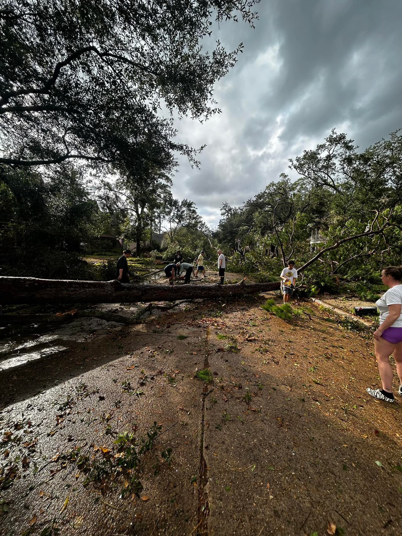 Además de los daños en viviendas,
<b>se reportaron múltiples apagones y líneas eléctricas derribadas</b>, por lo que las autoridades pidieron tratar todos los cables caídos como si estuvieran energizados.