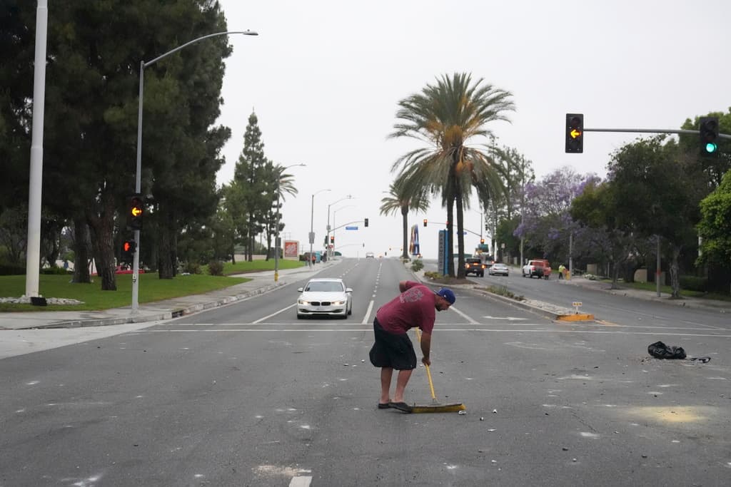Y mientras la Guardia Nacional se mantiene vigilante,
<b>un vecino que se identificó como Jovani Van</b>, se unió a otras personas que acudieron a
<b>limpiar la zona de la protesta en Paramount</b>.
