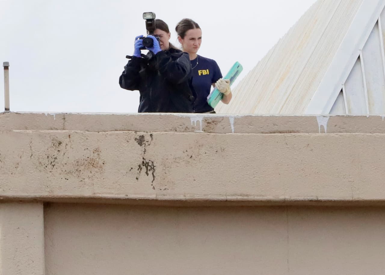El Departamento de Seguridad Nacional indica que
<b>un francotirador abrió fuego desde la azotea de un edificio cercano </b>a la instalación.