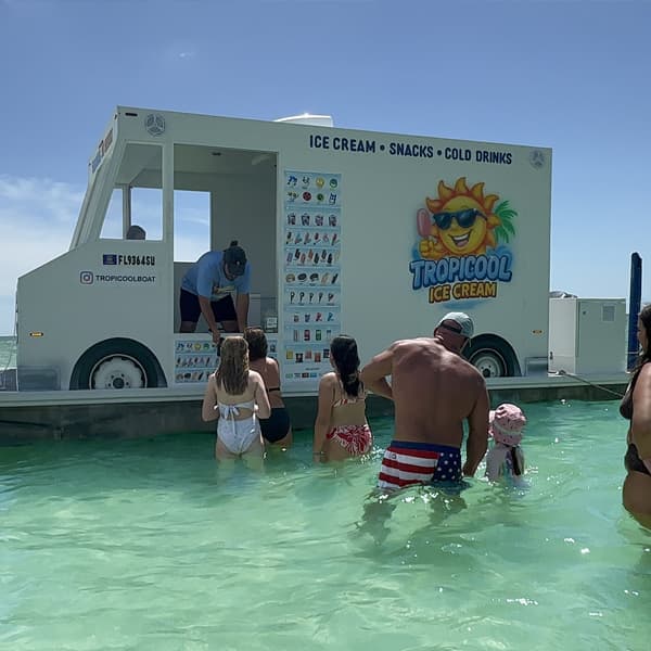 Además de atender embarcaciones, el negocio también se acerca a quienes practican paddleboard y otras actividades acuáticas, llevando helados y bebidas directamente a los clientes en la bahía.