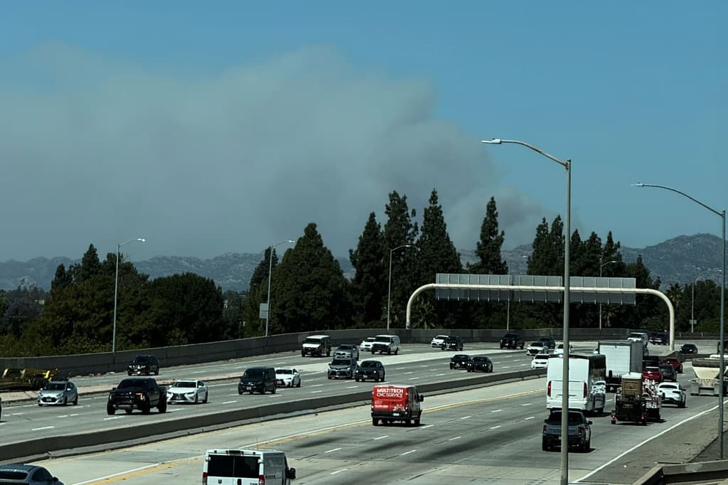 Desde la autopista 118 en Los Ángeles, el humo advertía del potente siniestro en Simi Valley, a 41 millas de distancia.
