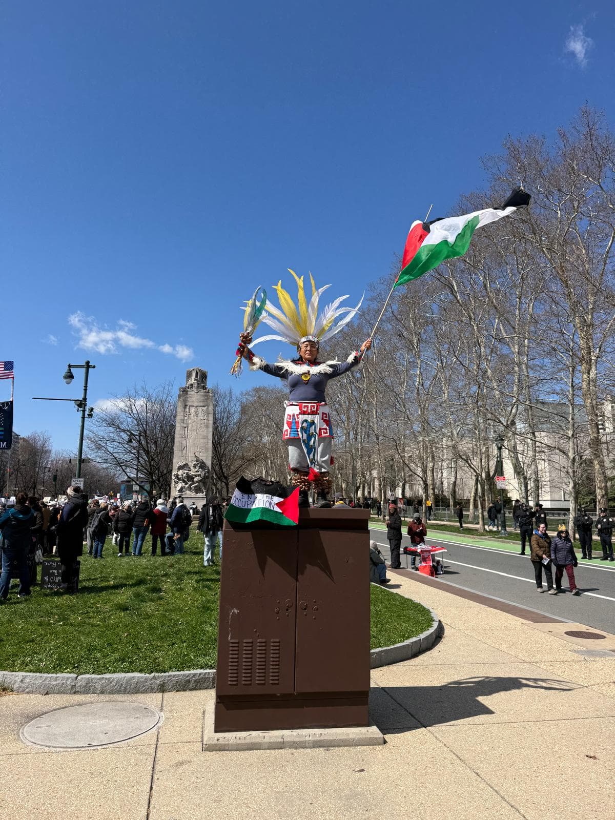 Una performance de una persona que simulaba ser una estatua con la bandera de Palestina mostró el rechazo hacia la situación que se vive en Oriente Medio.